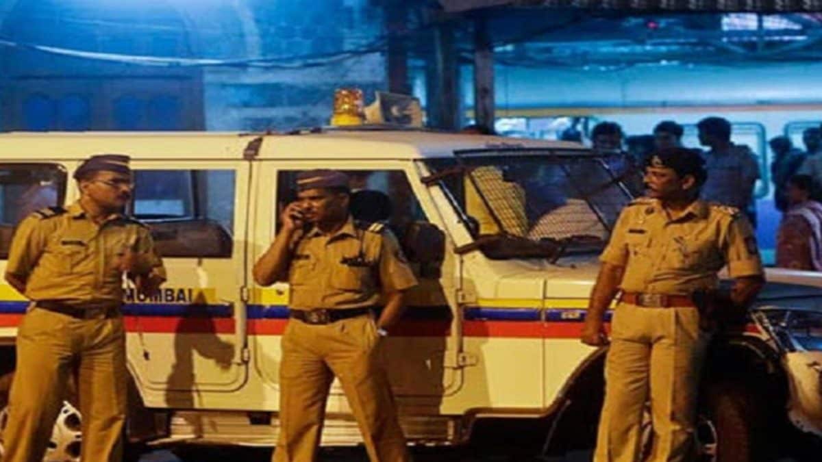 मुंबई में प्रतिद्वंद्वी शिवसेना गुटों के बीच झड़प के लिए 60 पर मामला दर्ज - न्यूज18
