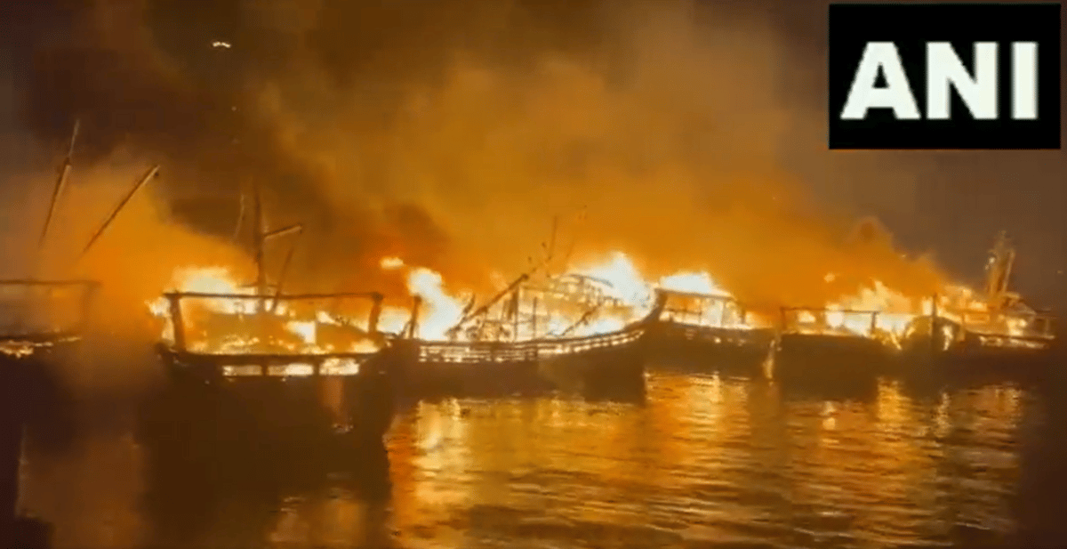 विशाखापट्टनम में बड़ा हादसा, बंदरगाह पर लगी भीषण आग, 40 नाव जलकर खाक