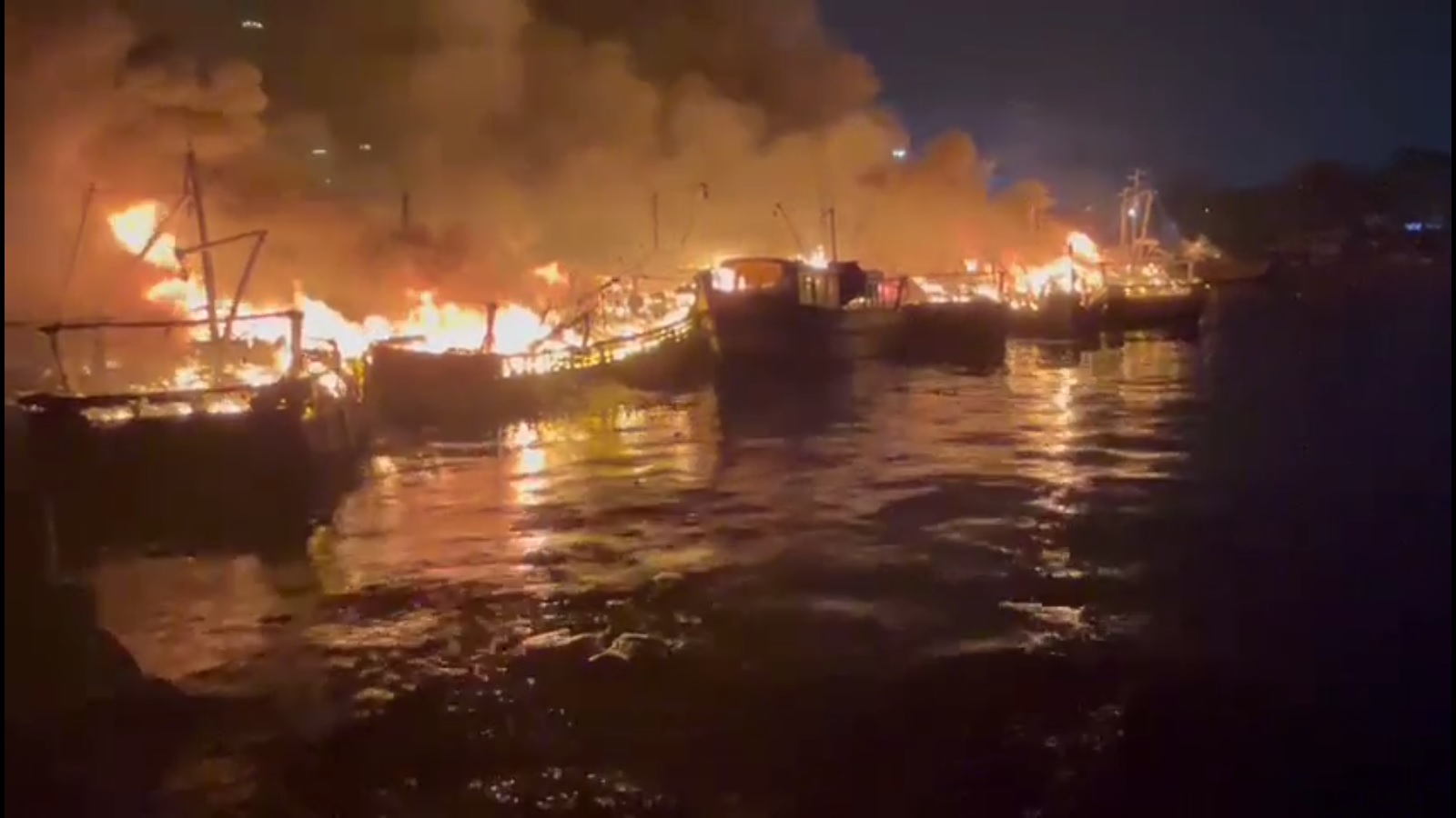 विशाखापत्तनम मछली पकड़ने के बंदरगाह पर भीषण आग, विस्फोट, 23 नावें राख में बदल गईं