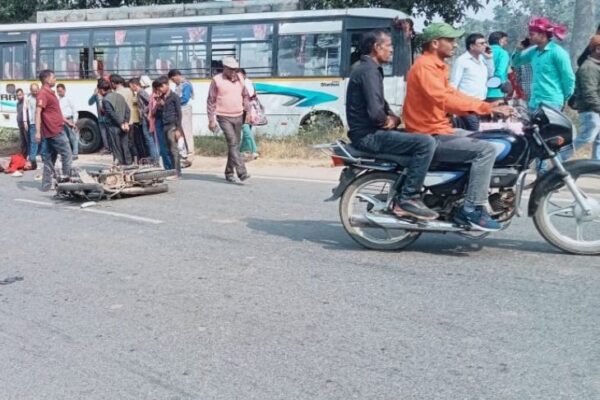 सड़क दुर्घटना में दो की मौत: मेला देखने जा रहे हैं दो दोस्त, बस के साथ हुआ हादसा- सामने टक्कर