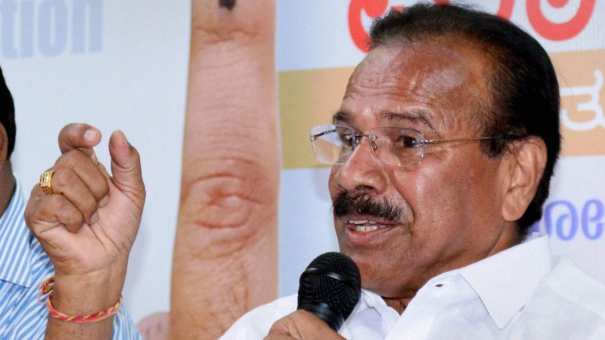 सदानंद गौड़ा: क्यों कर्नाटक के हमेशा 'मुस्कुराते' रहने वाले राजनेता ने लोकसभा चुनाव से पहले इस्तीफा दे दिया - News18