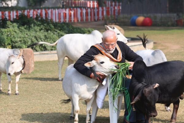 मोदी को इस रूप में नहीं देखा होगा आपने, पोंगल सलाम के बाद, कपड़ों को करतब दिखाते आये नजर