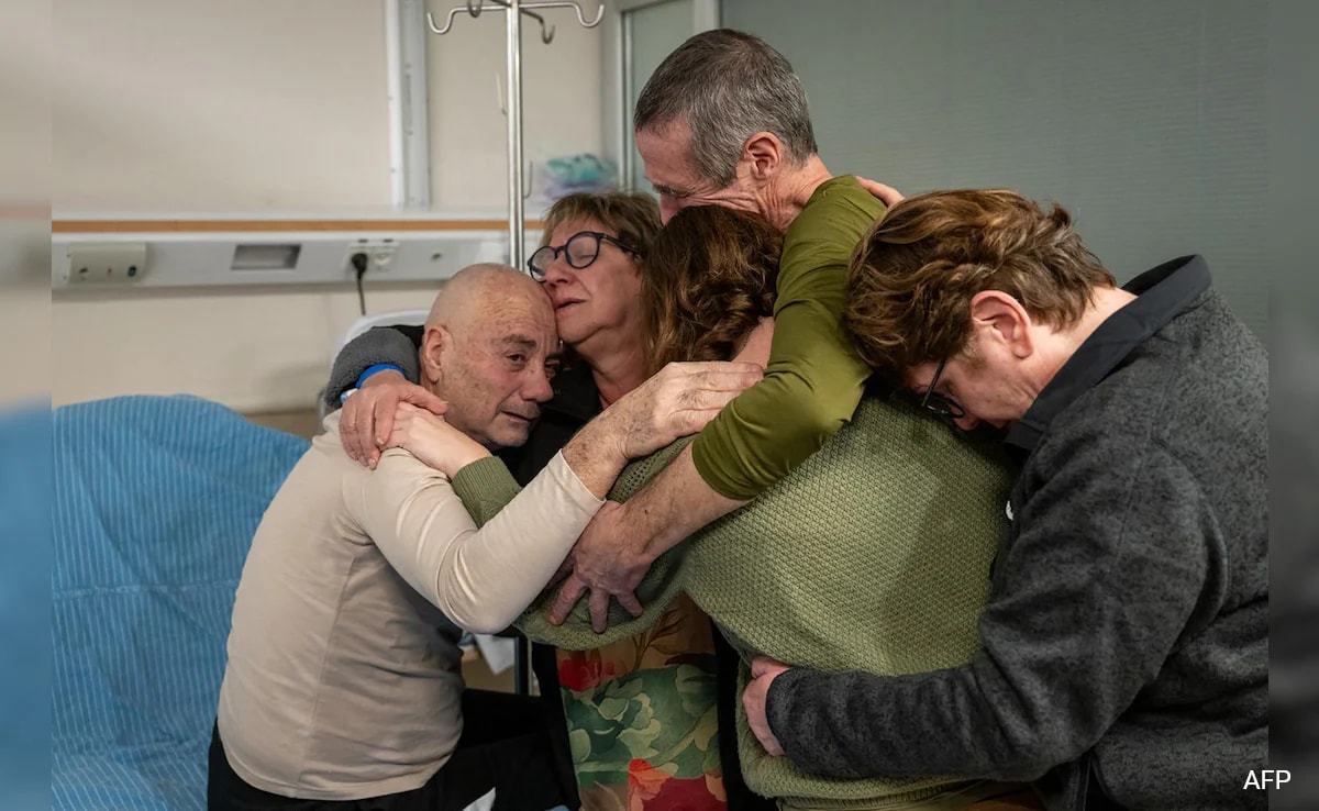 इजराइल अस्पताल में आंसू, आलिंगन, जब दो गाजा बंधक अपने परिवारों से मिले
