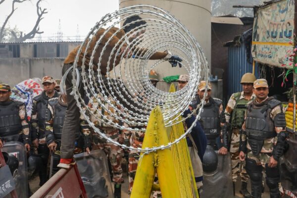 दिल्ली सीमा पर किसानों का शक्तिशाली तूफान, डूबते जा रहे तूफान गैस के गोले- वीडियो