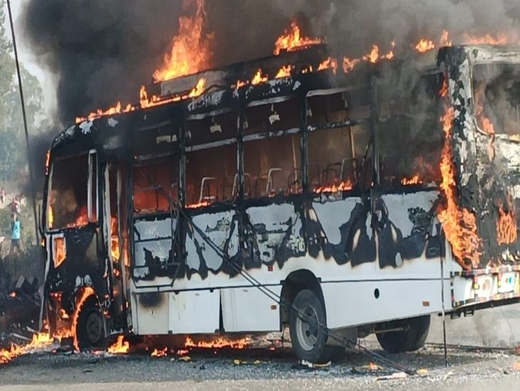 यात्री बस और टेलीकॉम में टकराव: सड़क निर्माण एजेंसी को हुआ नुकसान, गाड़ी में लगी आग - Barhi News