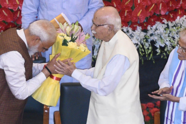 लालकृष्ण आडवाणी को भारत रत्न मिलने से उन आलोचकों का मुंह बंद हो गया जिन्होंने पीएम मोदी पर राम मंदिर आंदोलन के प्रतीकों को 'साइड लाइन' करने का आरोप लगाया था - News18