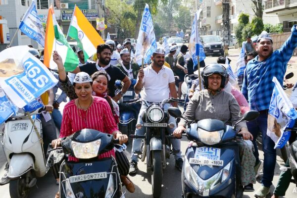 आवेदन के जवाब में आप द्वारा अभद्र भाषा का आरोप लगाने के बाद अधिकारी को निलंबित कर दिया गया