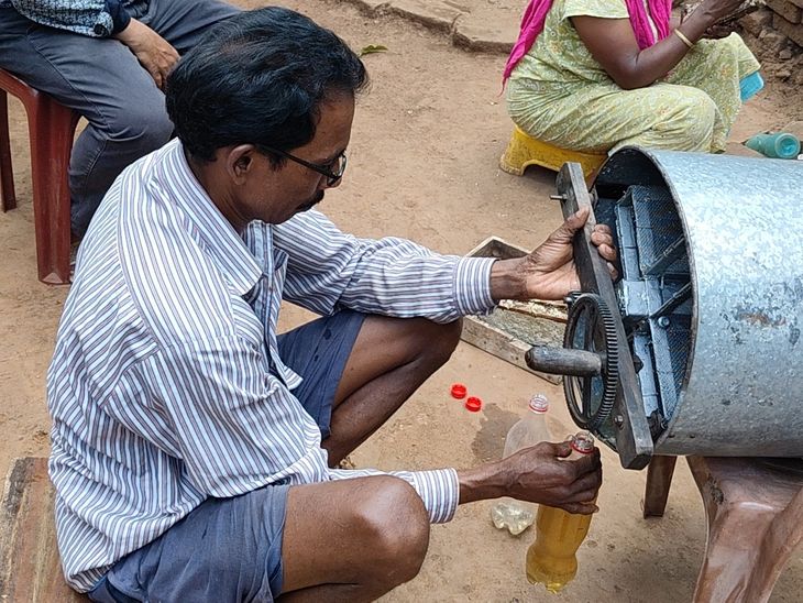 मधु पालन कर कमा रहे लाखों: युवाओं के लिए प्रेरणा स्रोत हैं सैमुअल ढोडराय, 40 साल से कर रहे काम, ओडिशा-बंगाल तक जाता है मधु - चाईबासा (पश्चिम सिंहभूम) समाचार