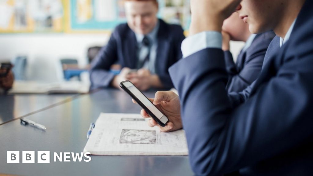 सेंट एल्बंस स्कूल प्रमुखों ने अंडर-14 के स्मार्टफोन पर प्रतिबंध लगाने का आह्वान किया
