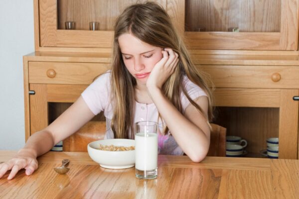 क्या आपका किशोर भोजन के साथ संघर्ष कर रहा है? यह विशेषज्ञ बताता है कि आपके किशोर को खाने का विकार क्यों हो सकता है (और इसे कैसे रोकें)