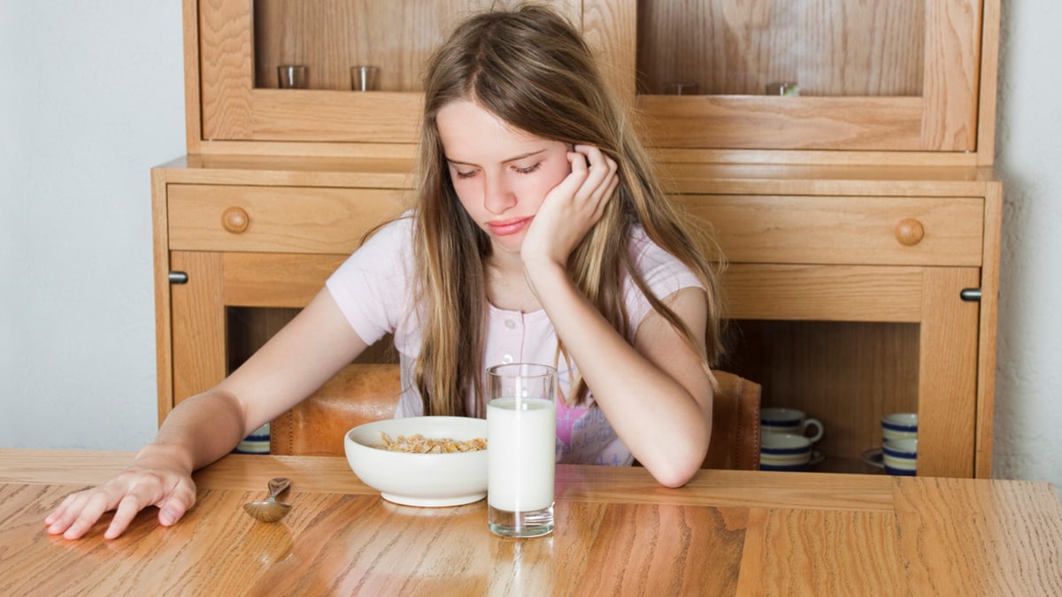 क्या आपका किशोर भोजन के साथ संघर्ष कर रहा है? यह विशेषज्ञ बताता है कि आपके किशोर को खाने का विकार क्यों हो सकता है (और इसे कैसे रोकें)