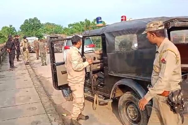 ताजा हिंसा के बीच सैकड़ों लोगों के मणिपुर से पलायन के बाद असम ने सीमा पर कड़ी चौकसी बरती